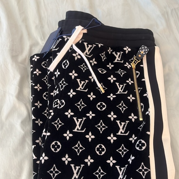 LVMonogram toweling/velour traveling Jogging Pants with zippers on bottoms / box - Picture 7 of 15